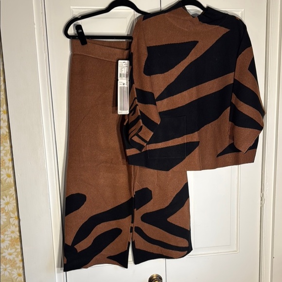 NWT Beautiful Joseph Ribkoff Brown and Black Sweater Set Retail Over $400/set!!! - Picture 5 of 12